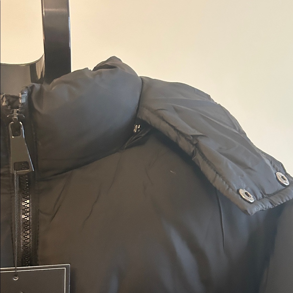 Elegant Black Puffer Jacket - Picture 3 of 6